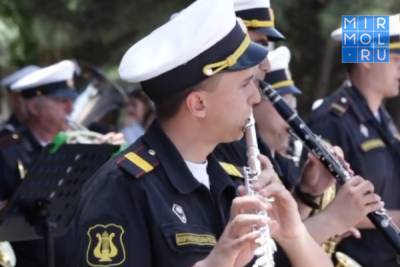 Оркестр Каспийской флотилии выступил для каспийчан в День защиты детей