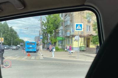 В Твери женщина на инвалидной коляске заехала под автобус