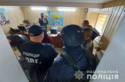 Полиция на Прикарпатье накрыла крупную лабораторию по подделке документов
