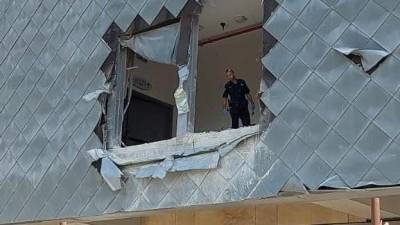 Водитель автопогрузчика разбился насмерть, рухнув с последнего этажа в торговом центре Герцлии