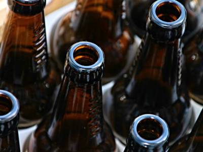 В Подмосковье грабитель выгнал продавца из магазина и бесплатно раздал пиво покупателям
