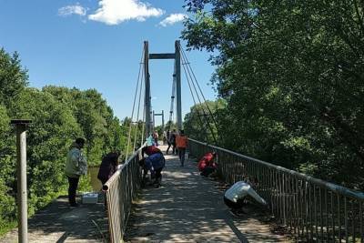 В Брянске волонтеры «Единой России» красят Голубой мост