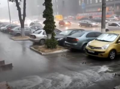 Ураган в Києві накоїв біди: дерева летіли на автомобілі. Відео наслідків