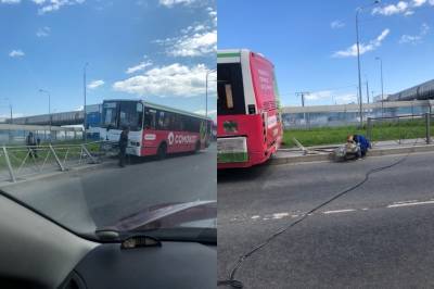 Автобус в Шушарах налетел на опору забора