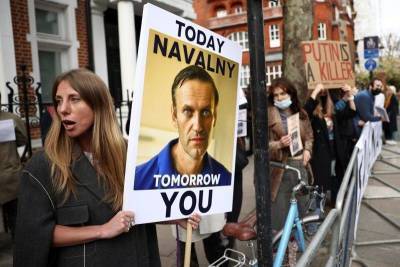 Суд отказался снимать Навального с учета как склонного к побегу -- фонд политика