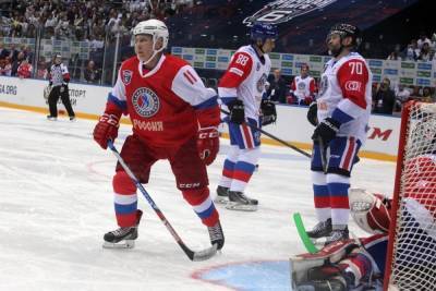 «Делаю вид, что умею играть»: Путин рассказал о своих навыках в хоккее