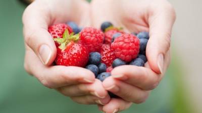 Нездоровые витамины: чем опасны ранние фрукты и ягоды?