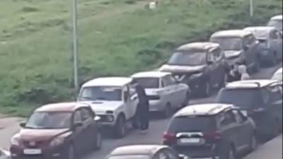 Жителям Приморского района пришлось оттирать свои авто от ультраправых надписей после рейда вандалов