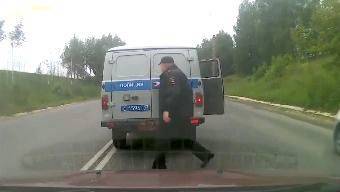 Сеть насмешил россиянин, который сбежал из полицейской машины посреди дороги