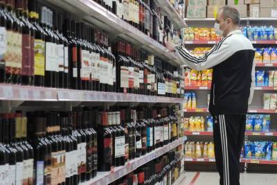 Ворвавшийся в Подмосковье в магазин грабитель бесплатно раздал пиво посетителям