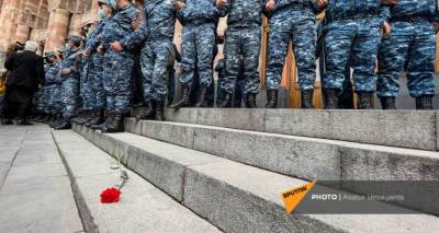 "Эти мешки заслуживаете вы, а не наши солдаты": в Ереване требуют отставки главы Минздрава