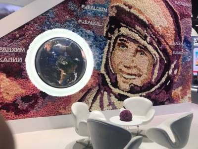 Участники ПМЭФ увидели портрет Юрия Гагарина из живых роз