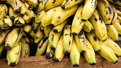 Вся польза в оболочке: диетологи советуют есть банановую кожуру