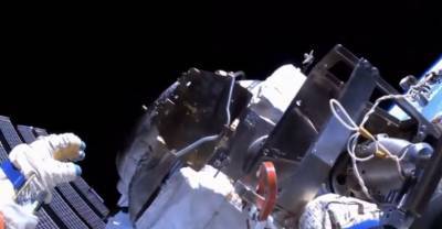 Космонавты "выбросили" с МКС гермоконтейнер с панелью модуля "Заря"
