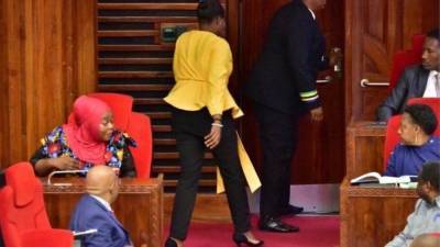 Депутата выгнали с заседания парламента Танзании за обтягивающие брюки