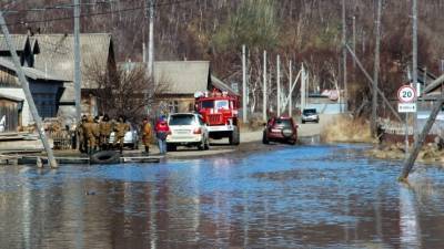 Паводок в Забайкалье: потоки воды переворачивают машины и смывают мосты