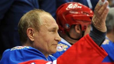 Владимир Путин пообещал сыграть в хоккей с командой из Сибири