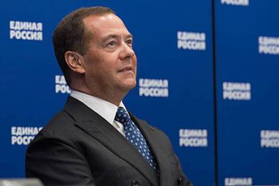 Путина на съезд "Единой России" пригласил Медведев