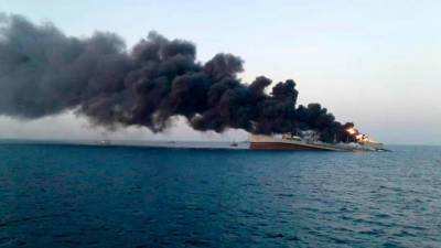 Крупнейшее судно ВМС Ирана затонуло: 33 человека пострадали от огня