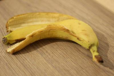 4 нестандартных способа использования банановой кожуры в огороде