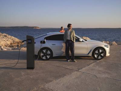 BMW представила электрический седан i4 и мира