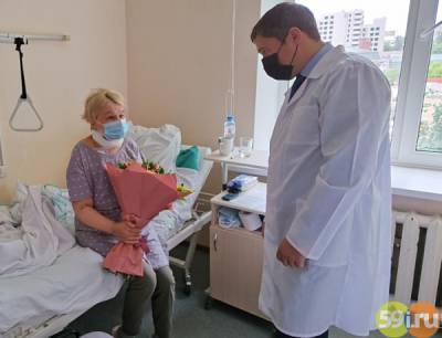 Раненую ножом учительницу выписали из Пермской краевой клинической больницы