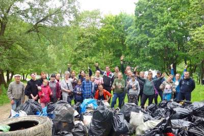 В Смоленске активисты очистили от мусора берега Солдатского озера