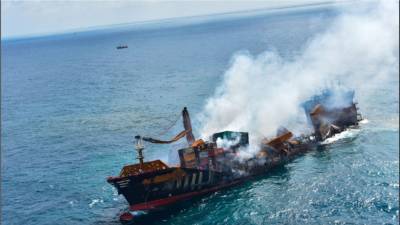 У берегов Шри-Ланки затонуло судно с тоннами химикатов на борту
