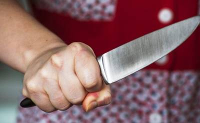 Жительница Смоленска около 30 раз вонзила 3 кухонных ножа в мужа