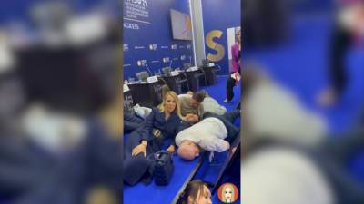 Видео из Сети. Тиктокер Даня Милохин ради съемок ролика "уложил на пол" участников ПМЭФ