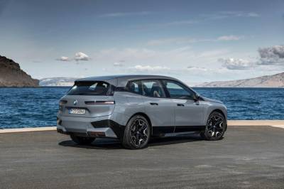 Стали известны рублевые цены на новый электрический кроссовер BMW iX