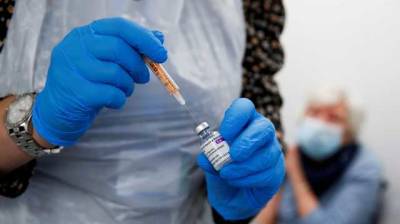 Великобритания борется с COVID-19: вакцинировать людей начали на стадионах