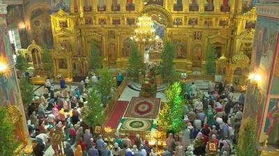 Православные верующие отмечают Троицу