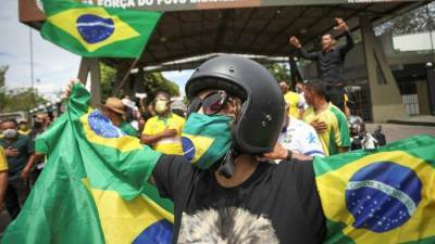 Бразильцы вышли на протесты против президента из-за 500 000 смертей от Covid-19