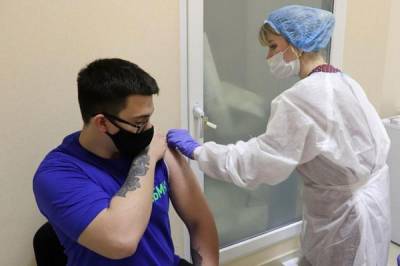 Гинцбург призвал вакцинирующихся от COVID-19 избегать перегрева