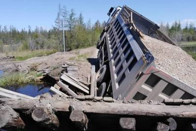 Самосвал разрушил мост на региональной дороге в Якутии