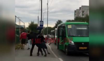 Водитель подрался с пассажиром на автобусной остановке в Тюмени