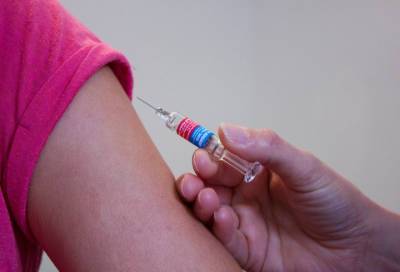 Гинцбург: пациентам с онкологическими и сердечно-сосудистыми заболеваниями можно вакцинироваться