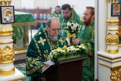 Омские православные отмечают праздник Троицы