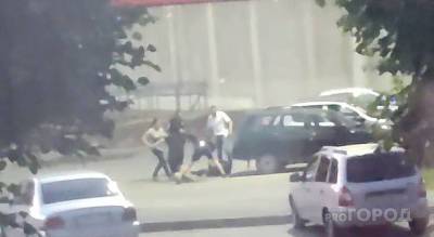 В Чебоксарах группа людей побила двух человек: пинали ногами, били по голове
