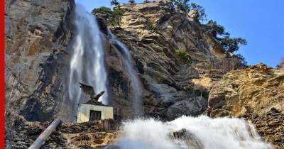 Самый высокий водопад в Крыму набрал максимальную силу за полвека