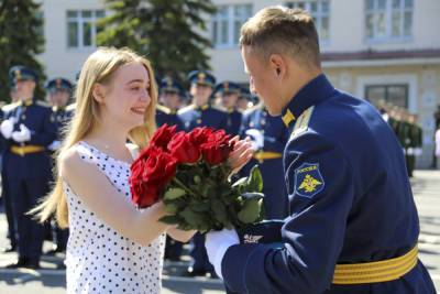 В Твери лейтенант сделал предложение своей девушке на выпускном военной академии