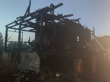 Из-за замыкания электропроводки сгорела крыша и мансарда дачи в Вологодской районе