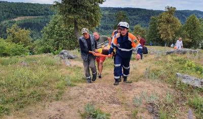 В Башкирии спасатели передали медикам упавшую с семиметровой скалы туристку