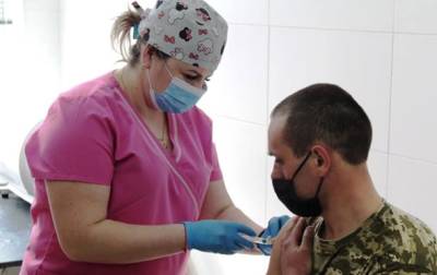 Полную COVID-вакцинацию прошли 360 тысяч украинцев