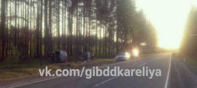 В Карелии юный водитель уронил автомобиль в кювет – пострадали два человека