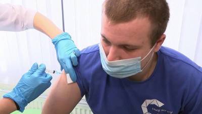 В Минтруда сообщили, что не прошедших вакцинацию сотрудников можно отстранить от работы