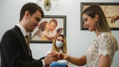 В российском регионе запретили жениться без прививки от COVID-19