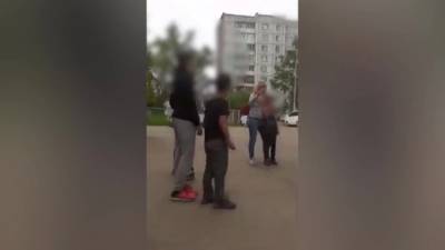 Жительница Красноярска прилюдно поставила на колени обидевшего его сына мальчика