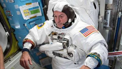 Астронавту на МКС заменили скафандр после неполадок в работе